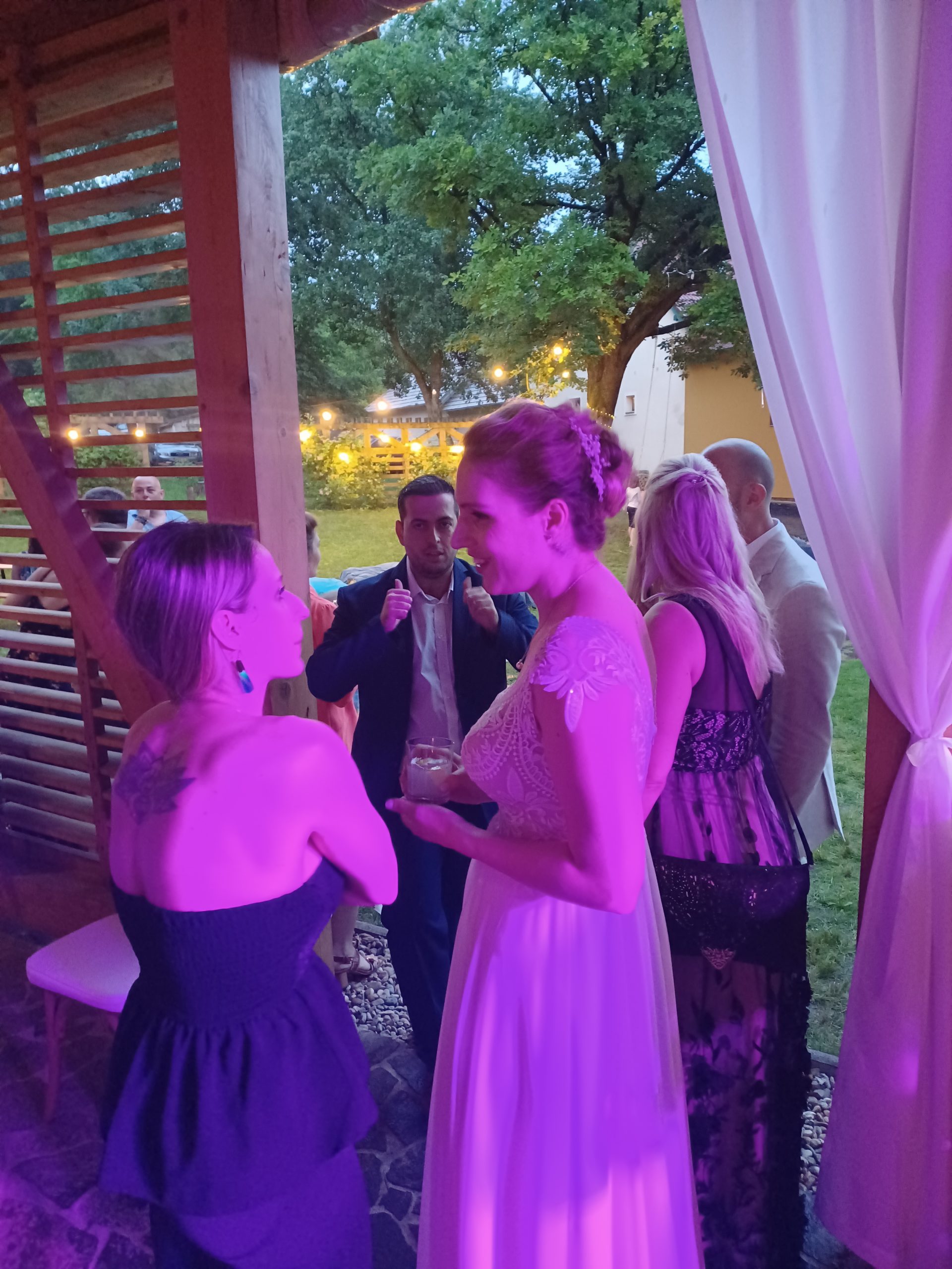 magyar-olasz-angol-ceremoniamester-reni-max-1-scaled